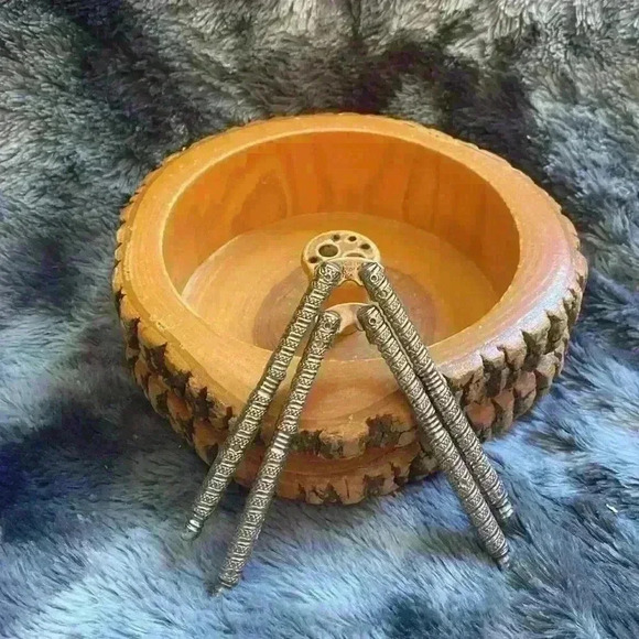 Vintage Nut Bowl  with nut crackers - Picture 7 of 15